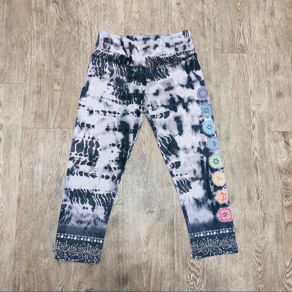 Onzie | Graphic Crop Leggings - Picture 2 of 8